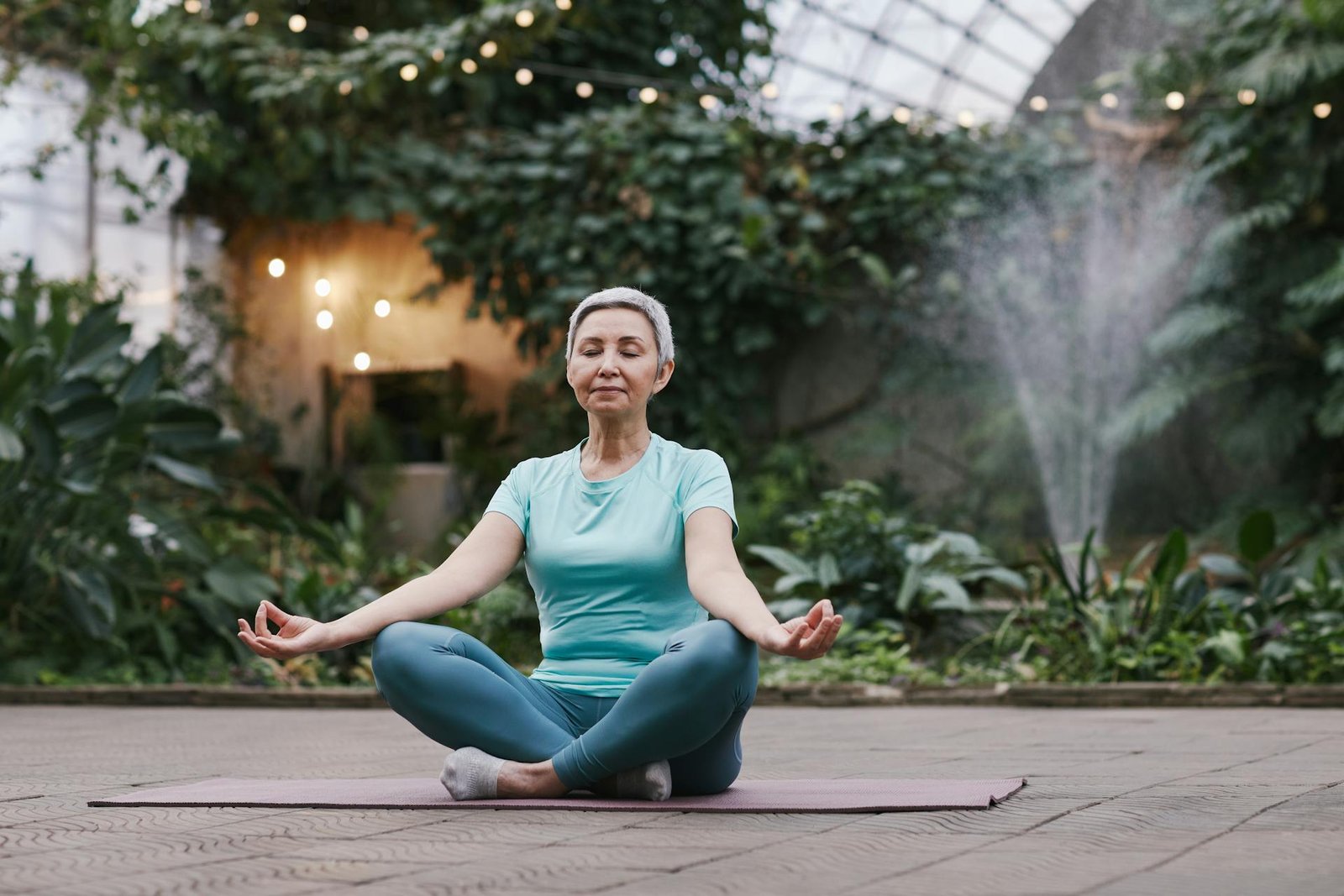 mulher meditando