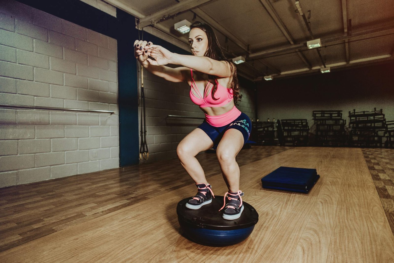 mulher equilibrando bosu